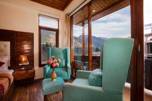 King Room with Mountain View image 7