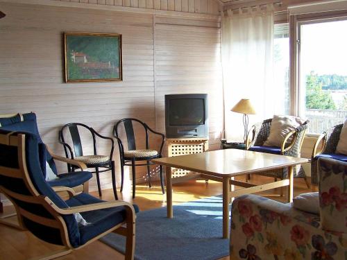 Two-Bedroom Holiday home in Tanumshede - image 4