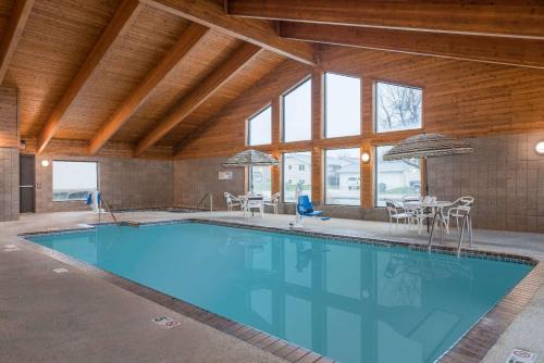 AmericInn by Wyndham Worthington - main image