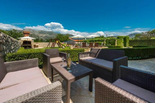 Vila Vergatum-privacy,gym,billiards,table tennis in Brgat Donji