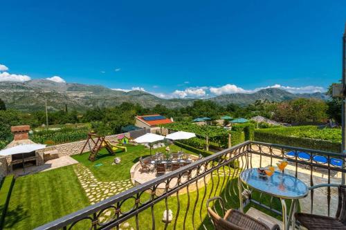 Vila Vergatum-privacy,gym,billiards,table tennis in Brgat Donji