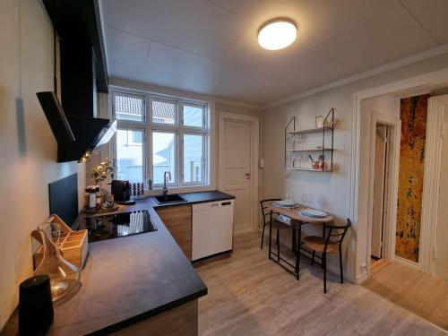 Modern and Central 2 BR w/King Beds + Free Parking - Tap to explore photos