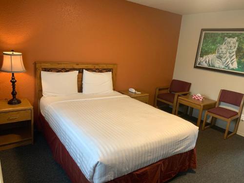 Lake Country Inn Room Type - Queen Room