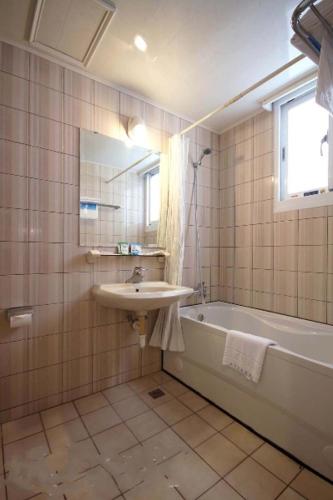 room detail thumbnail 2