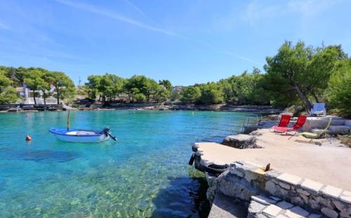  Apartments Mama - 50m from sea in Milna