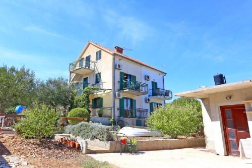  Apartments Mama - 50m from sea in Milna