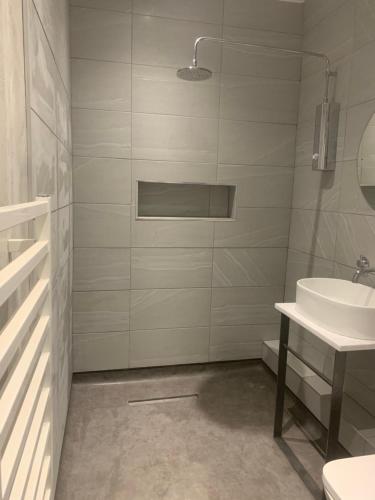 1 bed river apartment on the docks 5