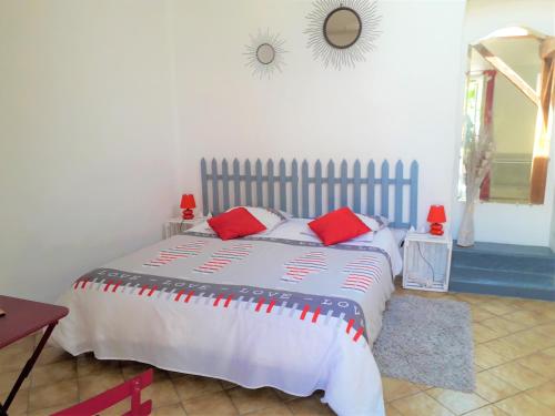1 queen bed, 2 twin beds