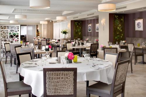 Restaurant, The Originals Residence, Les Strélitzias, Antibes in Le Fournel