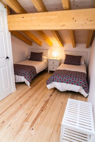 2 bedrooms, 5 beds