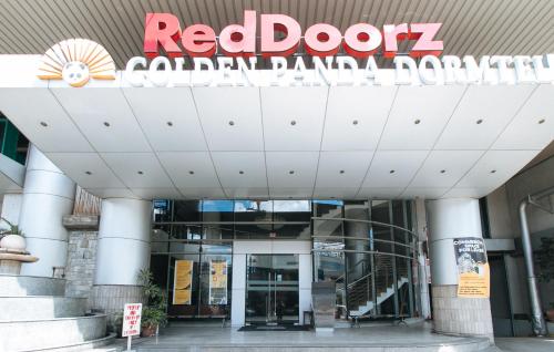 RedDoorz Plus @ E Rodriguez Corner Banawe