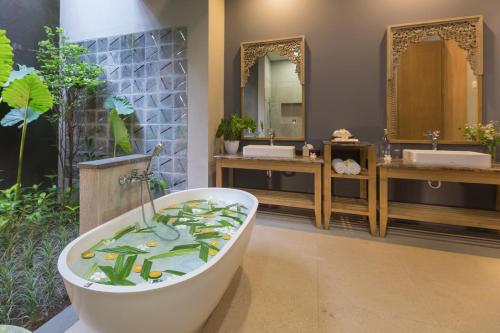 Three Bedrooms Villa with Free Minibar image 9