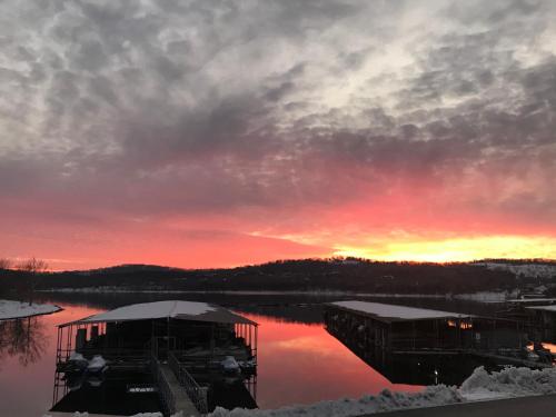 Table Rock Sunset Condos On The Lake - image 10