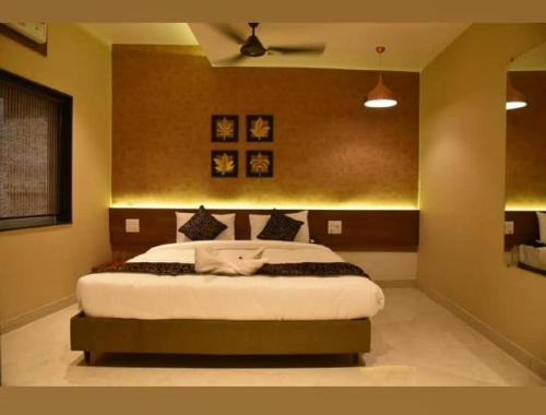 ash luxury hotel with view of TAJ MAHAL