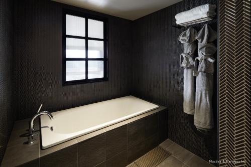 Twin Room with Park View with Bathtub image 5