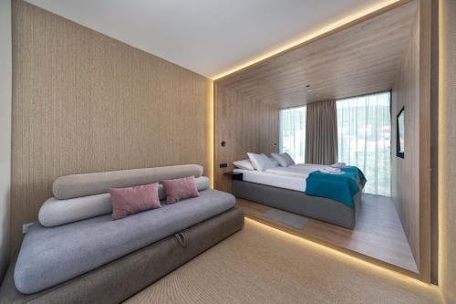 4 twin beds, 2 sofa beds