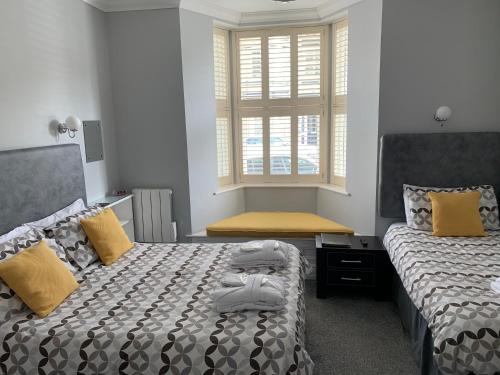 1 double bed, 1 twin bed