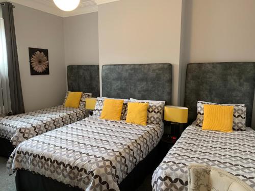1 double bed, 2 twin beds