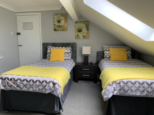 2 twin beds