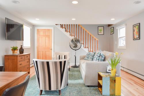 116 FULLY Renovated Commercial St Location Private Patio Dog Friendly - image 3