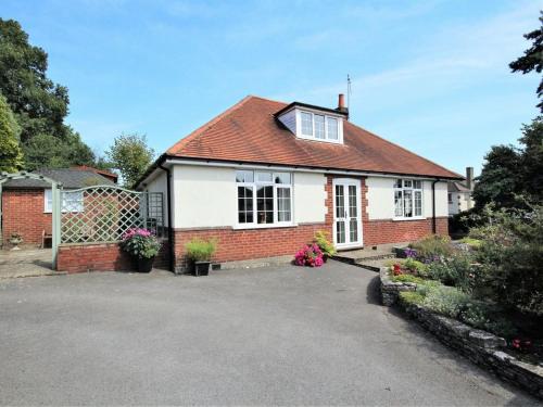 Funky 4 bedroom House! - Great Location - Parking - Netflix - Fast WiFi - Smart TV - Newly decorated
