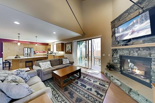 All-Suite Gem - Private Hot Tub & Game Room Duplex - image 4