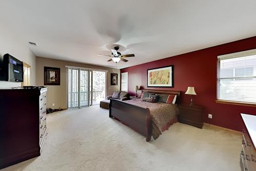 All-Suite Gem - Private Hot Tub & Game Room Duplex - image 7