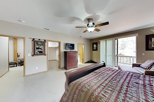 All-Suite Gem - Private Hot Tub & Game Room Duplex - image 8