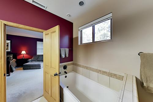 All-Suite Retreat - 2 Adjacent Units - Hot Tubs Duplex - image 8