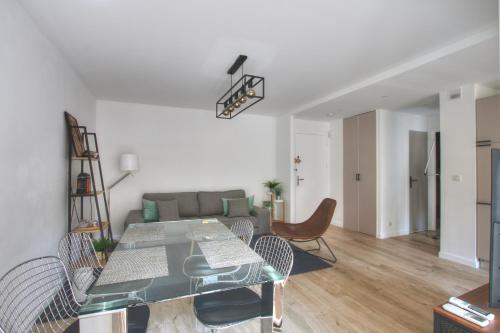 MAR2 - Beau 2 pièces avec loggia fermée et aménagée en centre ville – Cannes, CT