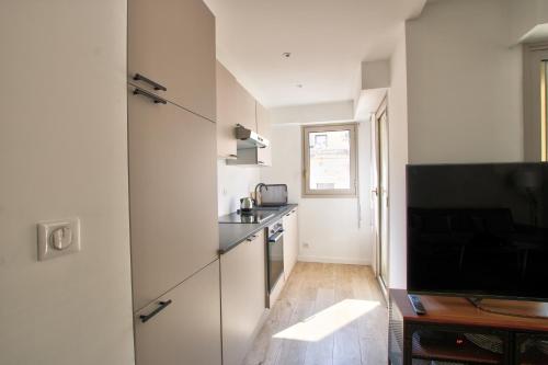 MAR2 - Beau 2 pièces avec loggia fermée et aménagée en centre ville – Cannes, CT