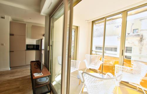 MAR2 - Beau 2 pièces avec loggia fermée et aménagée en centre ville – Cannes, CT