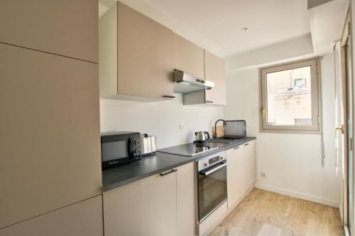 MAR2 - Beau 2 pièces avec loggia fermée et aménagée en centre ville – Cannes, CT