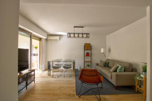 MAR2 - Beau 2 pièces avec loggia fermée et aménagée en centre ville – Cannes, CT