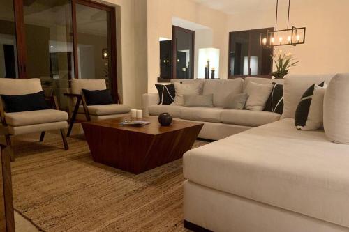 Luxurious Unique & Enchanting 5 BR PH Ocenan Front