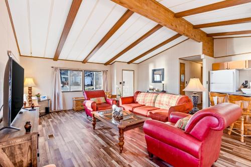 Downtown Harrison Lakefront Getaway - image 3
