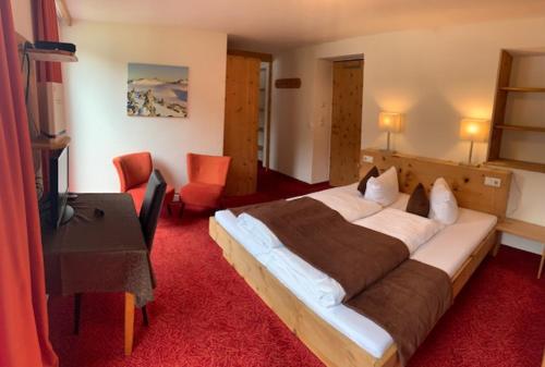 1 king bed, 1 twin bed
