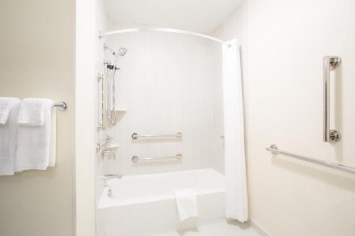 One-Bedroom Queen Room - Disability Access Tub/Non-Smoking