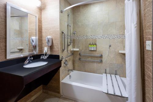 Holiday Inn Express and Suites Rochester West-Medical Center by IHG in Rochester, USA