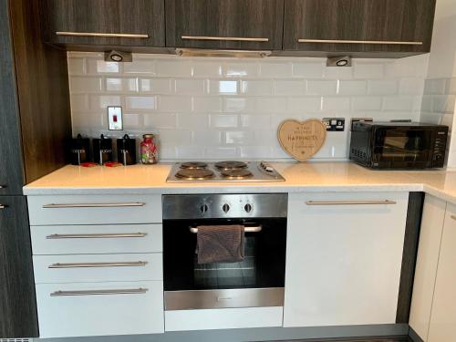 2 Bed 2 Bath Apartment in Central Birmingham with Parking- Perfect for Contractors