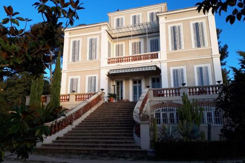 Large 19th Century Villa With Swimming Pool - Location saisonnière - La Seyne-sur-Mer