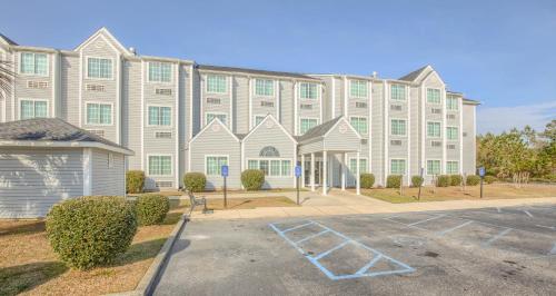 Фасада на хотела, Microtel Inn & Suites by Wyndham Gulf Shores in Галф Шорс, Алабама