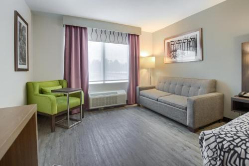 1 king bed, 1 sofa bed