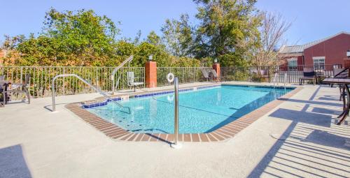 Swimming pool, Holiday Inn Express Hotel & Suites Gulf Shores By IHG in Gulf Shores (AL)