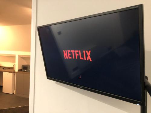 Cheam Village Self Contained Flat & studio