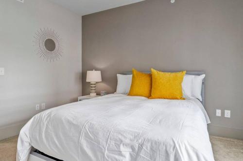 Contemporary living in Buckhead 2BDS/2BA