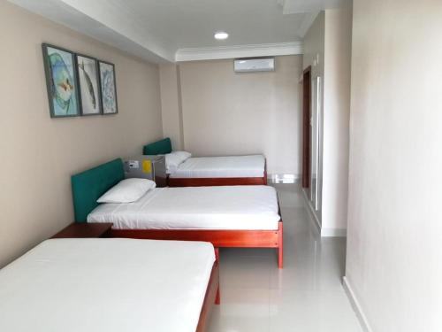 2 queen beds, 1 twin bed