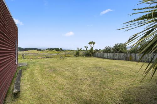 ฝักบัว, Tranquilo - Waikawa Beach Holiday Home in มานากาอู