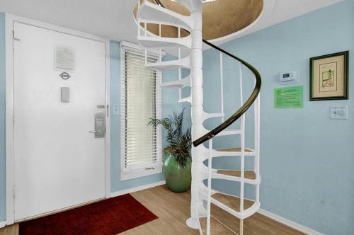 304 B Port O Call - image 6