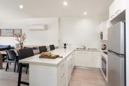 ห้องครัว, Captains Cove Resort - Absolute Waterfront Apartments in เพย์นส์วิลล์